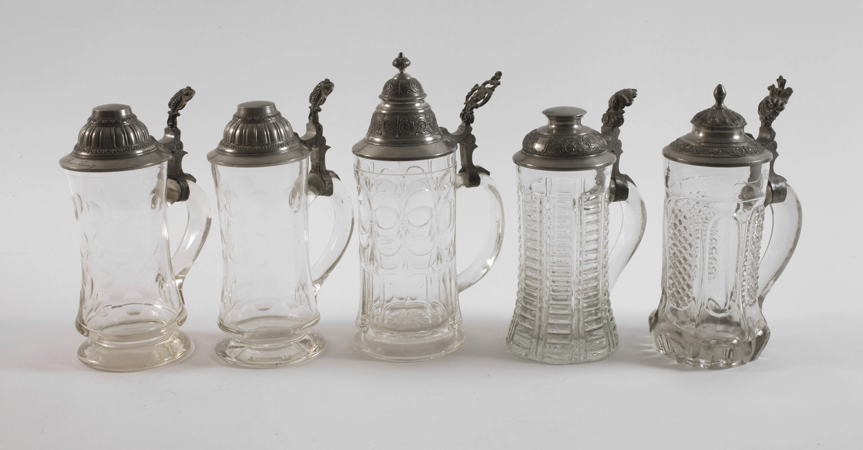 Fünf Bierkrüge mit Zinndeckeln Historismus