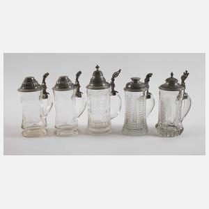 Fünf Bierkrüge mit Zinndeckeln Historismus