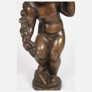 Putto mit Blütenranke