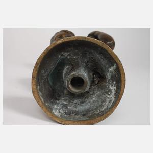 Putto mit Blütenranke