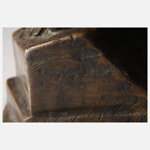 Putto mit Blütenranke