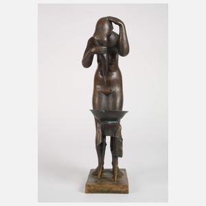 Frau beim Haarewaschen