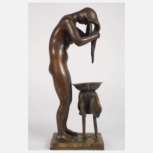 Frau beim Haarewaschen