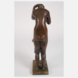 Frau beim Haarewaschen