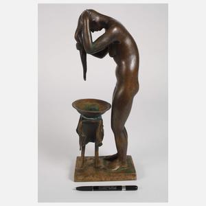 Frau beim Haarewaschen