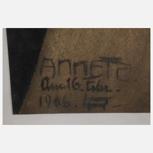 Junge Frau im Garten