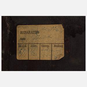 Junge Köchin am Fenster