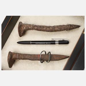 Zwei historische Nägel