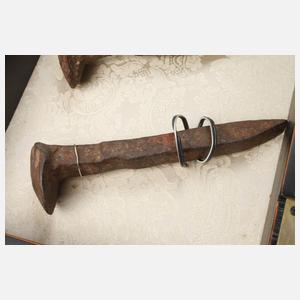 Zwei historische Nägel