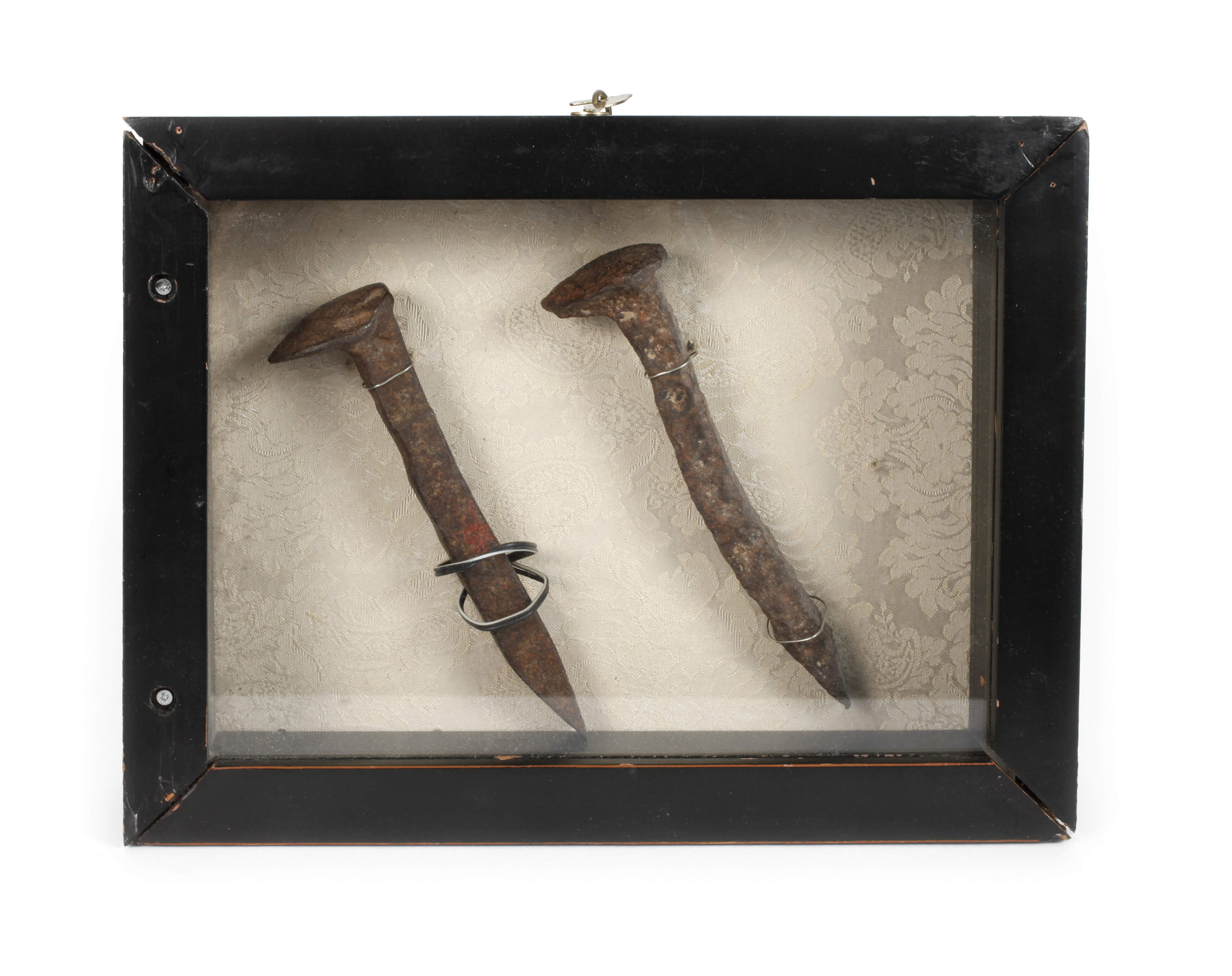 Zwei historische Nägel