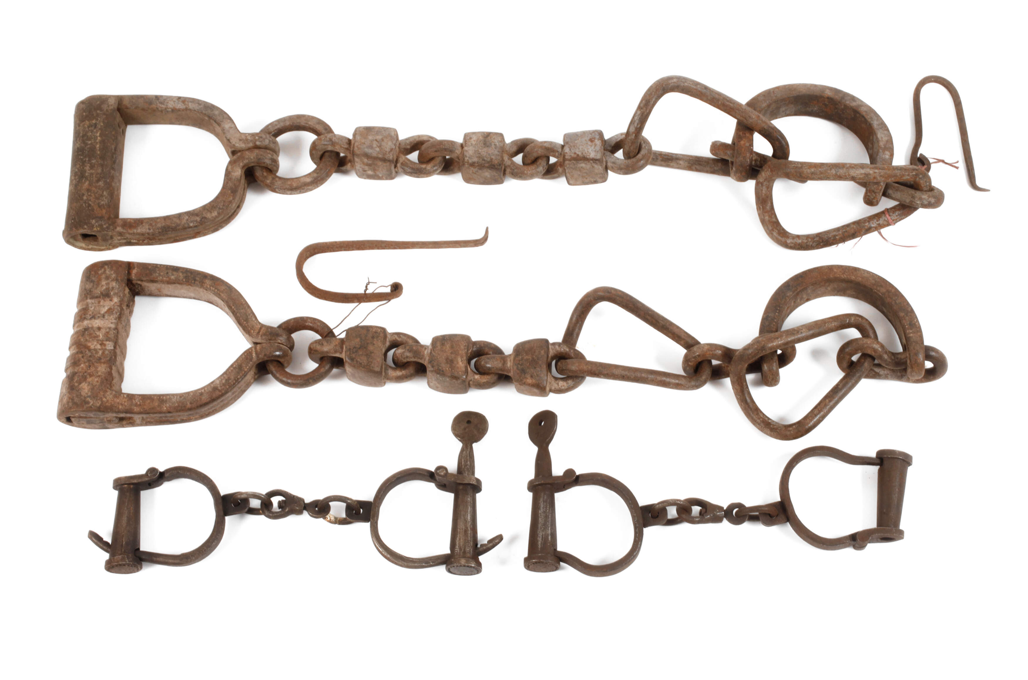 Zwei Paar Handschellen und Fußfesseln