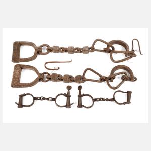 Zwei Paar Handschellen und Fußfesseln