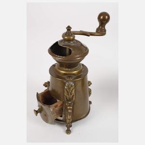 Drei historische Kaffeemühlen