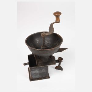 Drei historische Kaffeemühlen