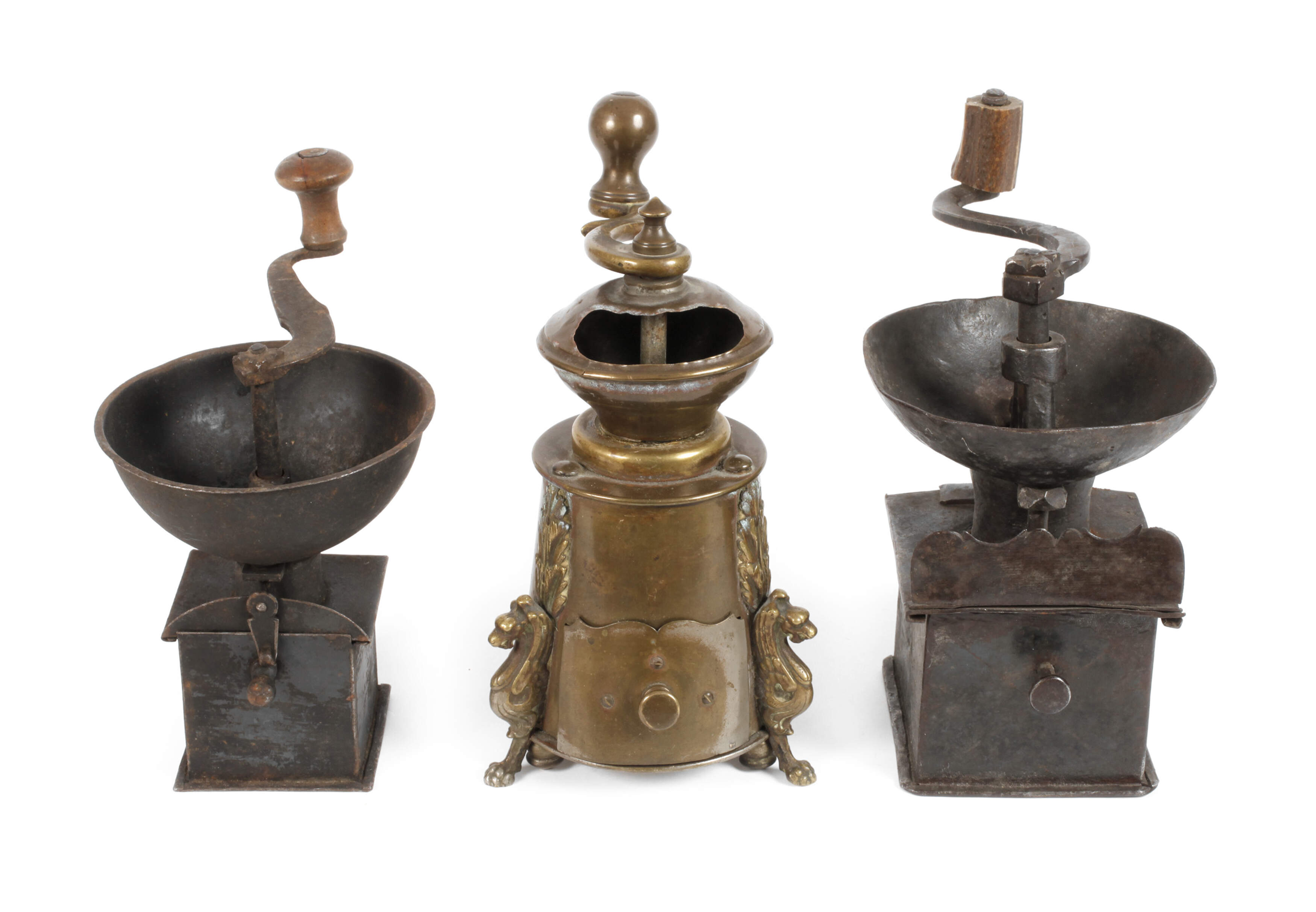 Drei historische Kaffeemühlen