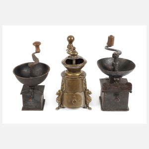 Drei historische Kaffeemühlen