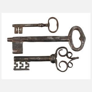 Drei historische Schlüssel
