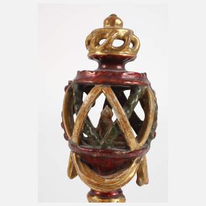 Geschnitzte Altarbekrönung