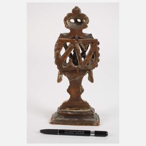 Geschnitzte Altarbekrönung