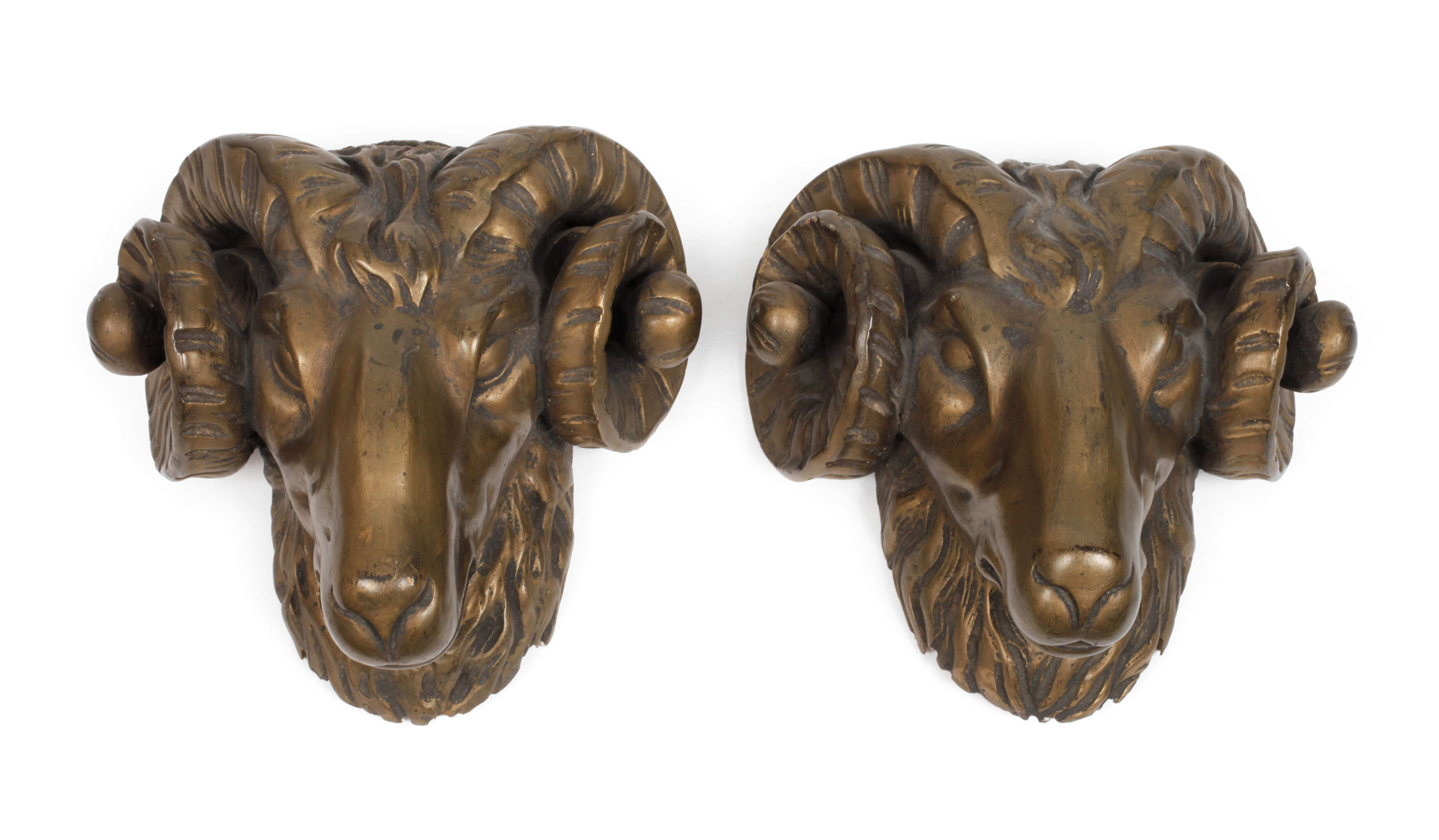 Paar geschnitzte Widderköpfe
