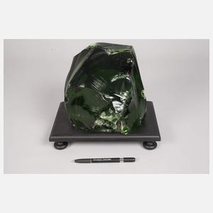 Paar dunkelgrüne Glasstücke