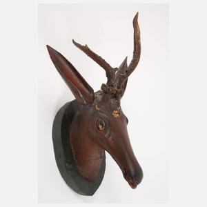 Drei geschnitzte Jagdtrophäen