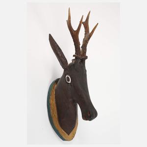 Drei geschnitzte Jagdtrophäen