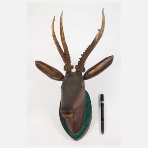 Drei geschnitzte Jagdtrophäen