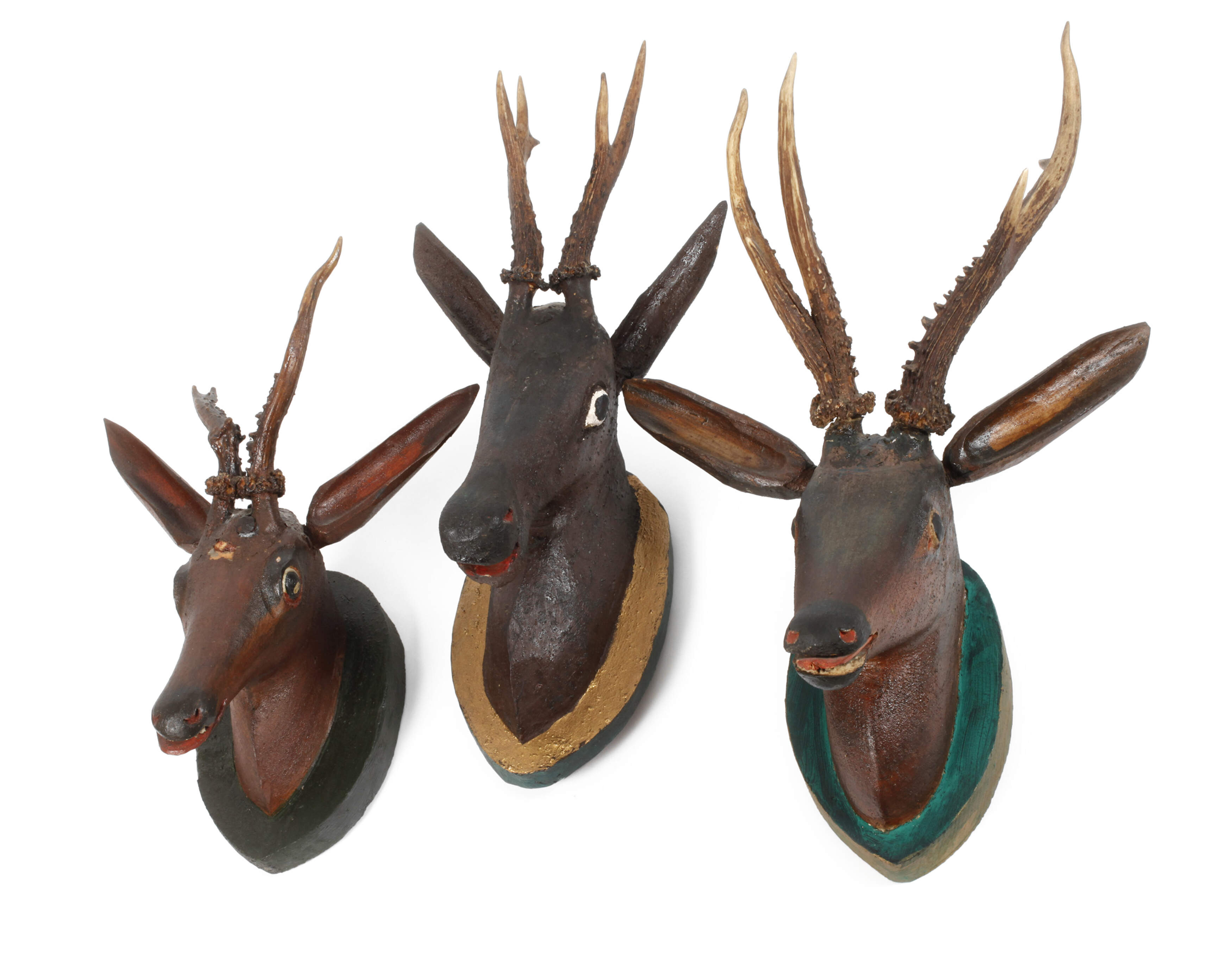 Drei geschnitzte Jagdtrophäen