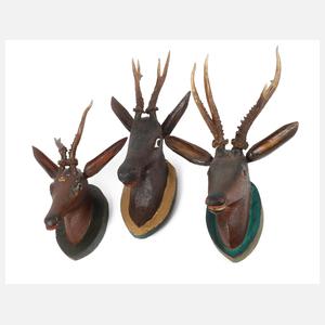 Drei geschnitzte Jagdtrophäen