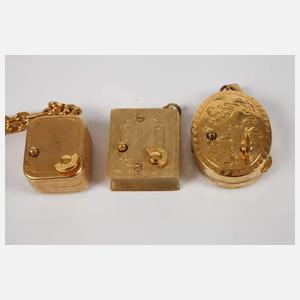 Drei Spieldosen als Schmuckanhänger