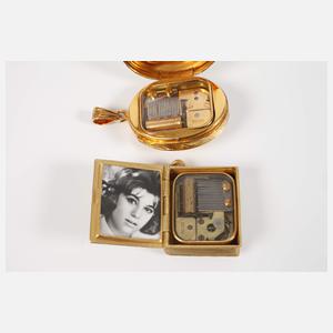 Drei Spieldosen als Schmuckanhänger