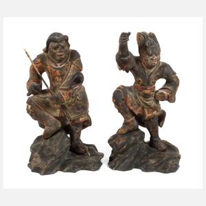 Zwei geschnitzte Figuren