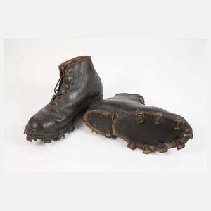 Paar Bergschuhe