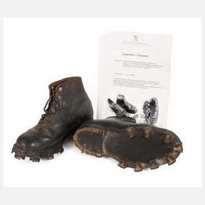 Paar Bergschuhe