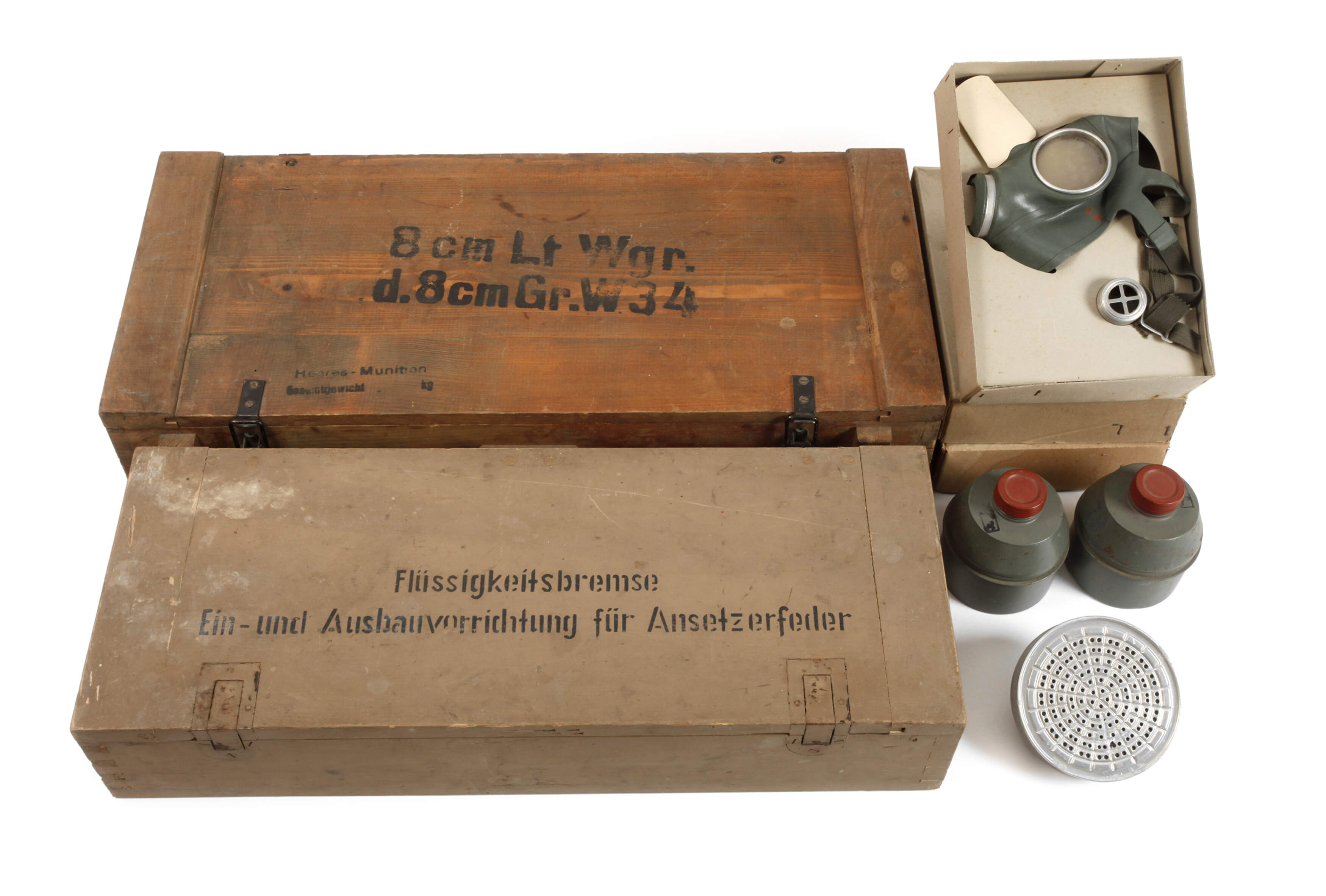 Zwei Kisten und drei Gasmasken 2. Weltkrieg