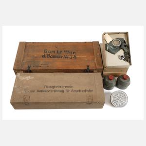 Zwei Kisten und drei Gasmasken 2. Weltkrieg