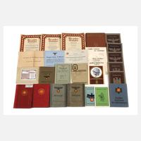 Konvolut Wehrpässe, Ausweise und Papiere111