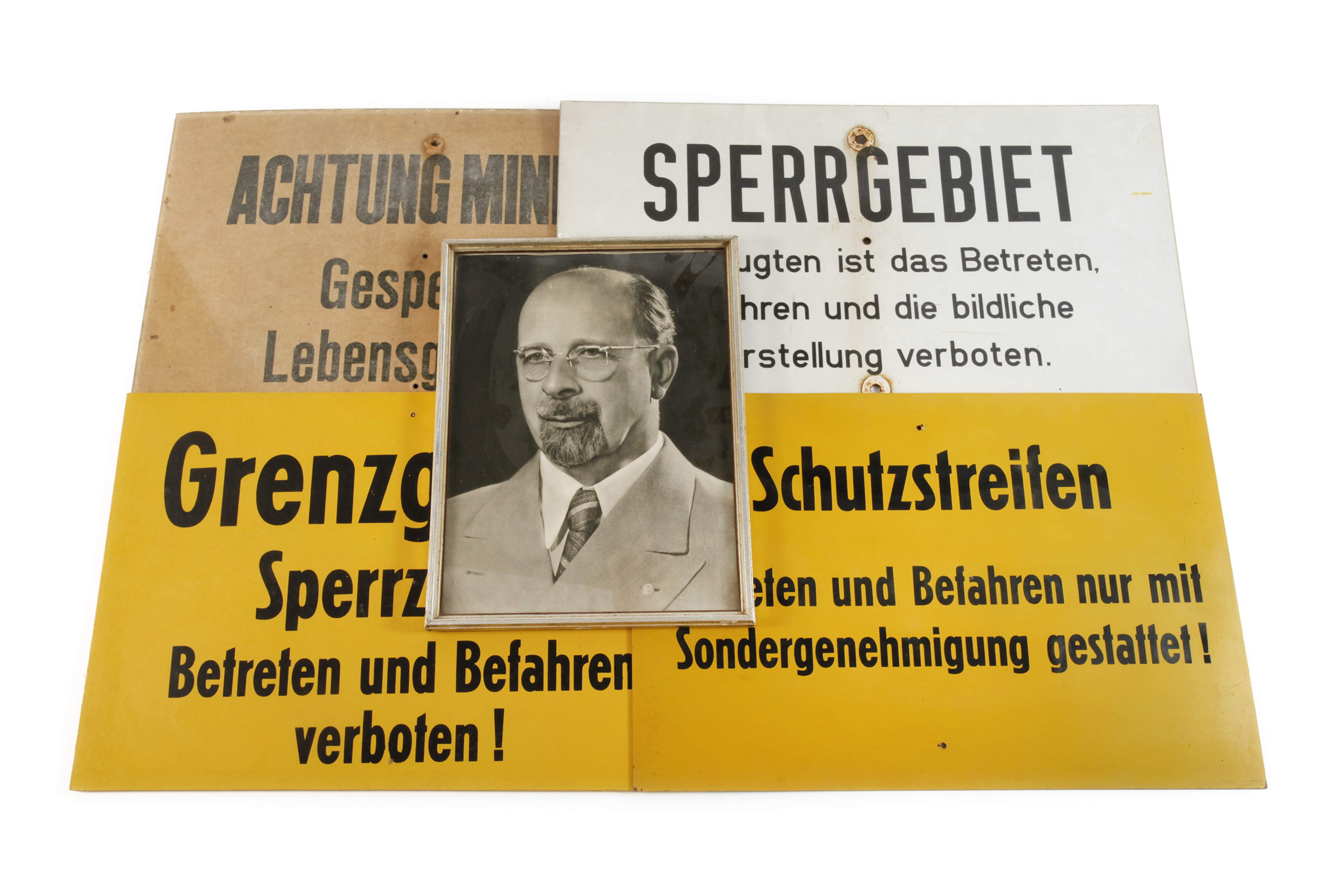 Vier Grenzschilder DDR