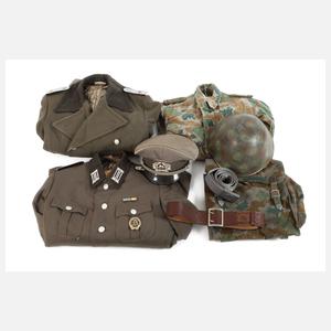 Zwei Uniformen DDR