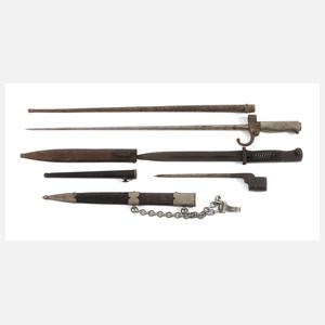 Drei Bajonette und Scheide für Borddolch