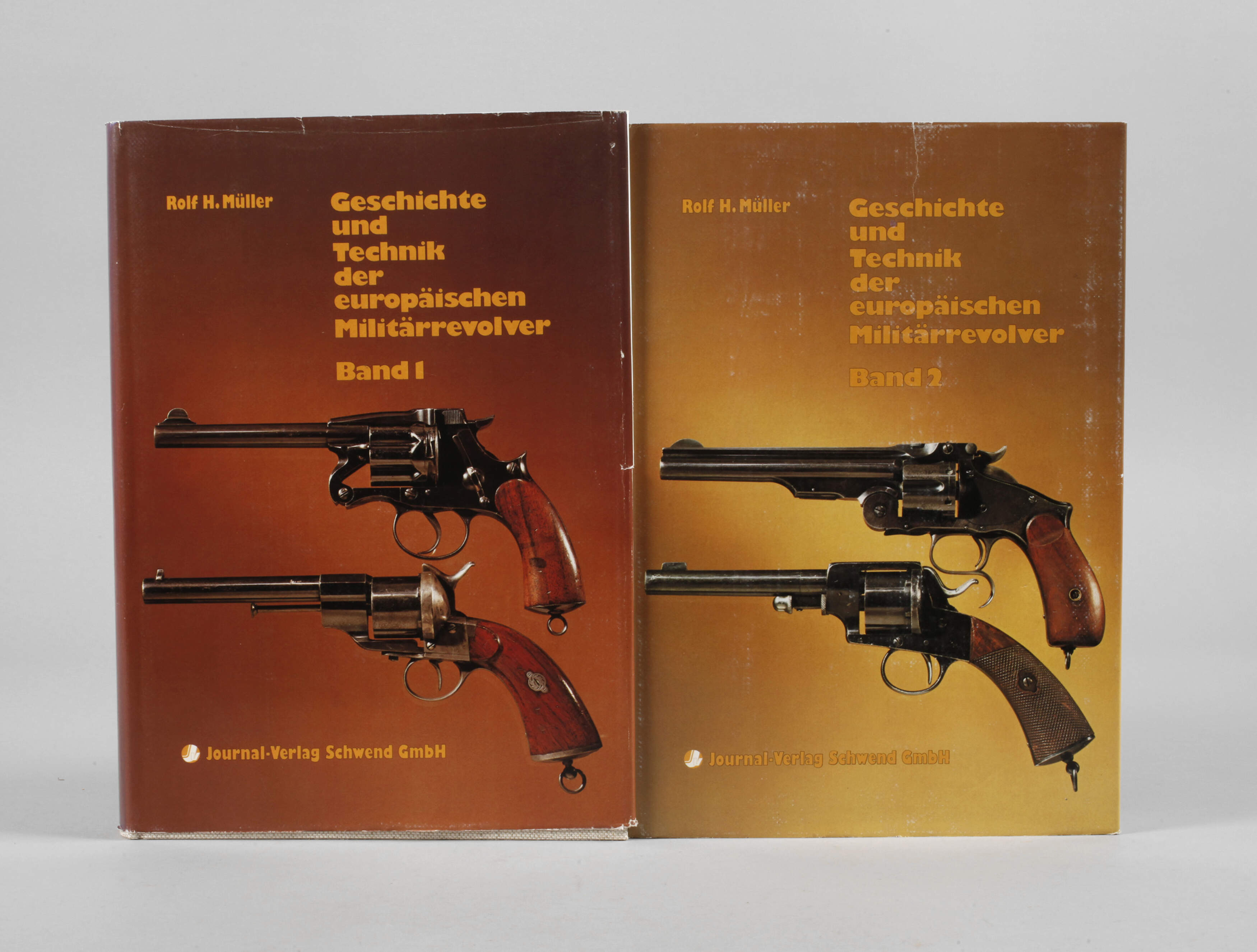 Zwei Bände Militärrevolver