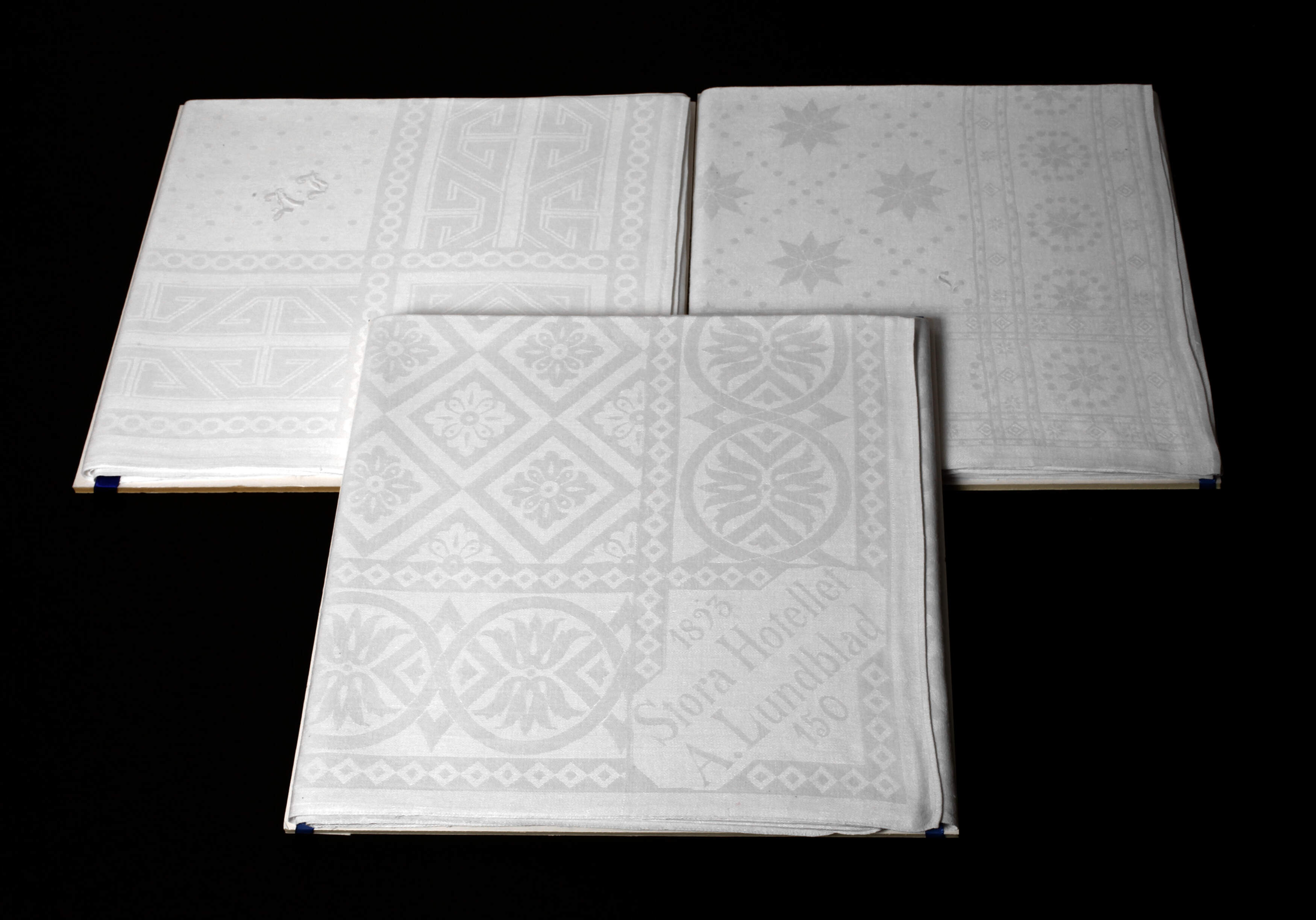 Konvolut Tafeltücher geometrischer Dekor