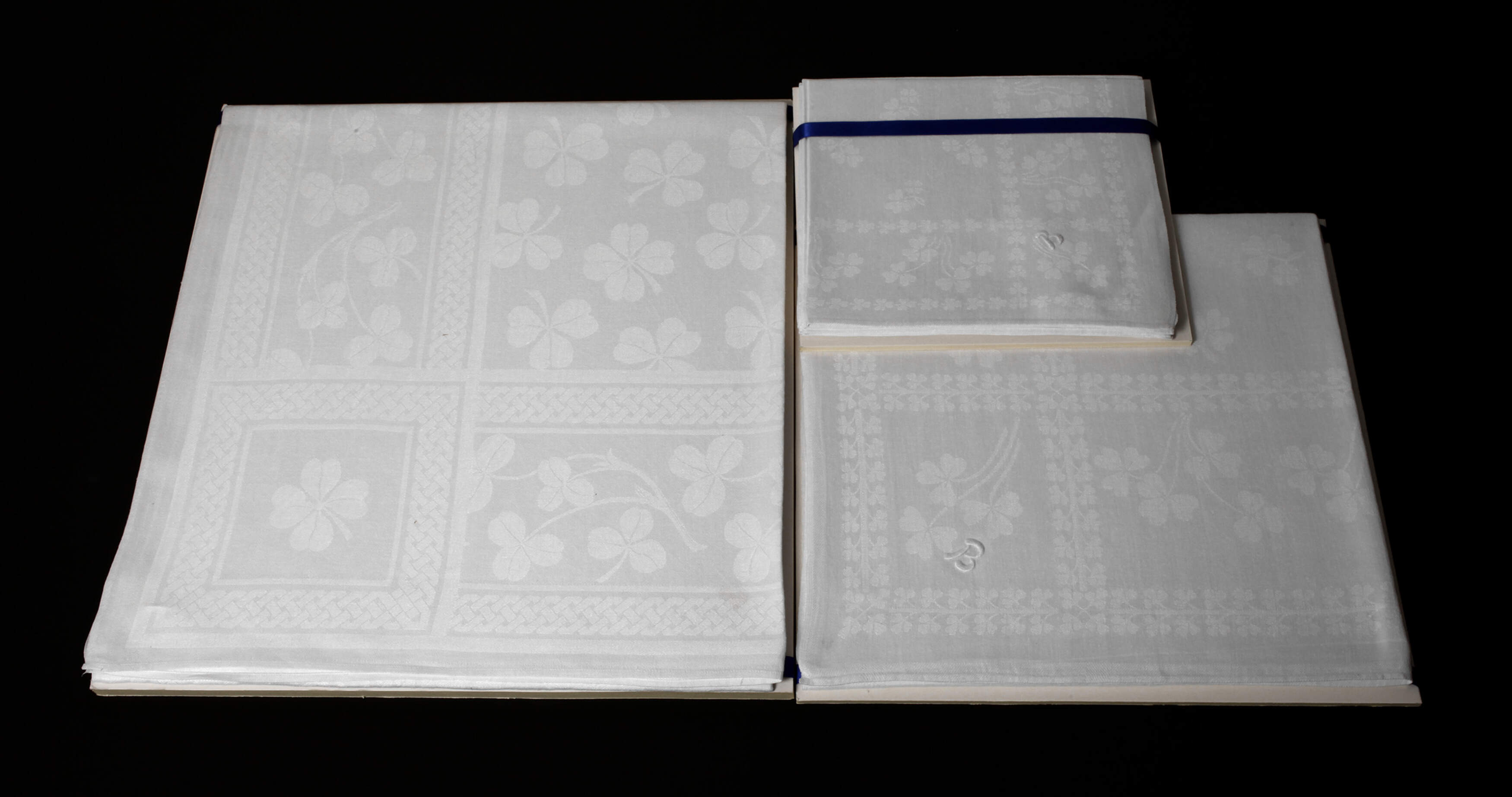 Tafeltuch und Tischgarnitur Kleeblattdekor