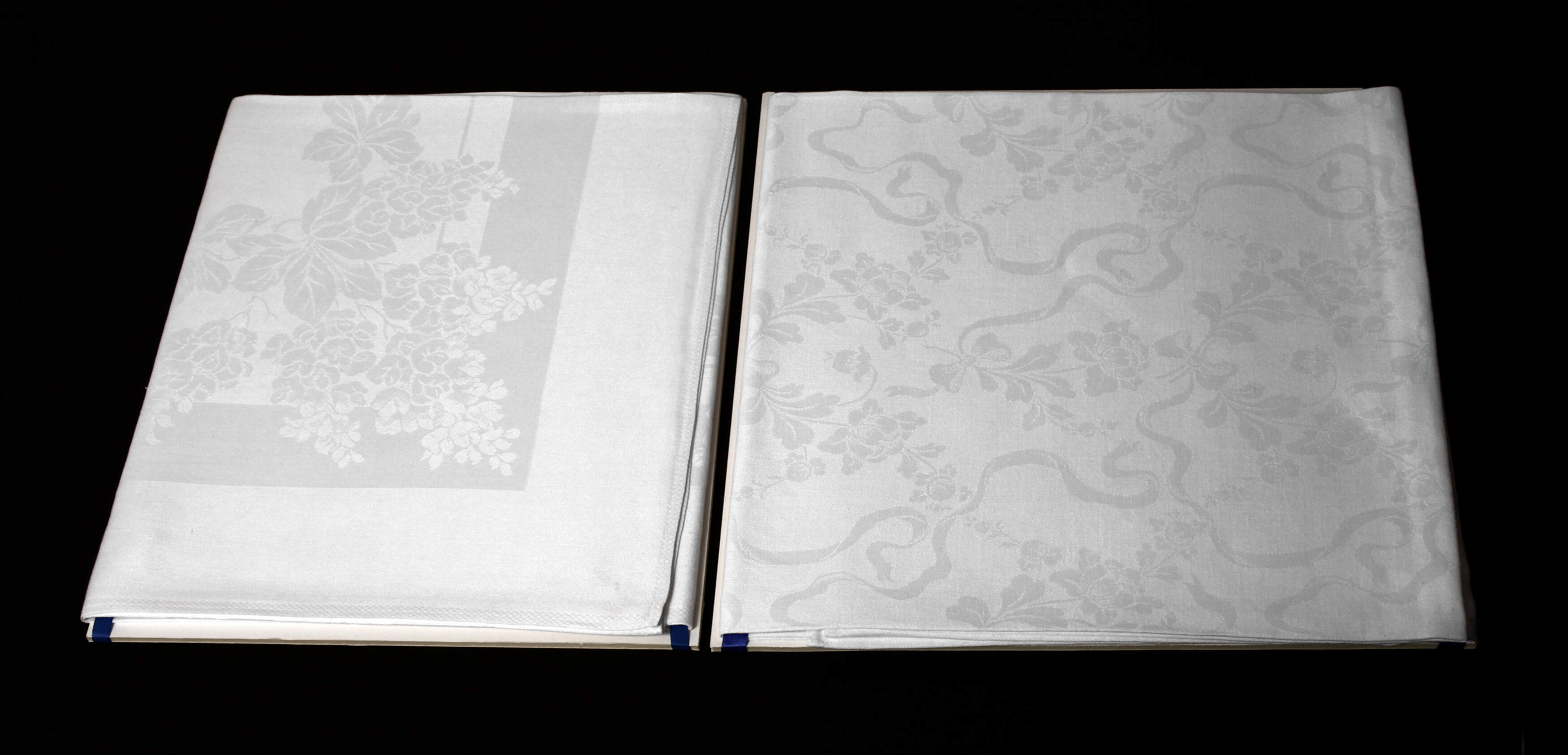 Zwei Tafeltücher mit Floraldekor