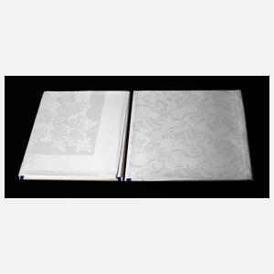 Zwei Tafeltücher mit Floraldekor