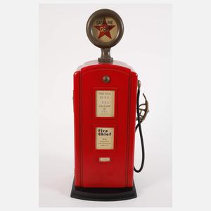 Hedo großer Feuerwehr-Leiterwagen und Zapfsäule