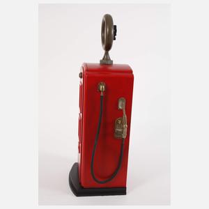 Hedo großer Feuerwehr-Leiterwagen und Zapfsäule