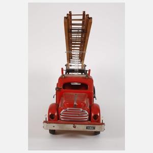 Hedo großer Feuerwehr-Leiterwagen und Zapfsäule