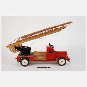 Hedo großer Feuerwehr-Leiterwagen und Zapfsäule